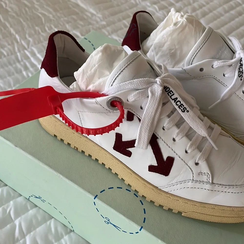Off White Arrow 2.0 Sneakers in White Leather and Burgundy Suede - Picture 3 of 5